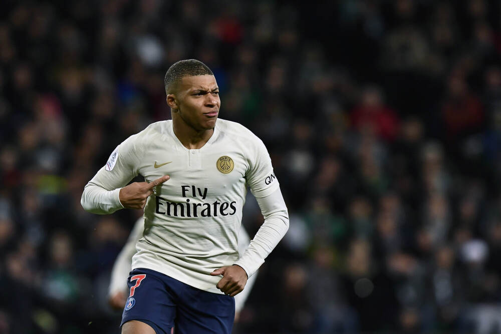 马威和老六打起来了, 拳击头部! 一旁普尔的表情亮了